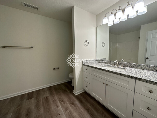 Foto del edificio - Beautifully Remodeled 4 BR