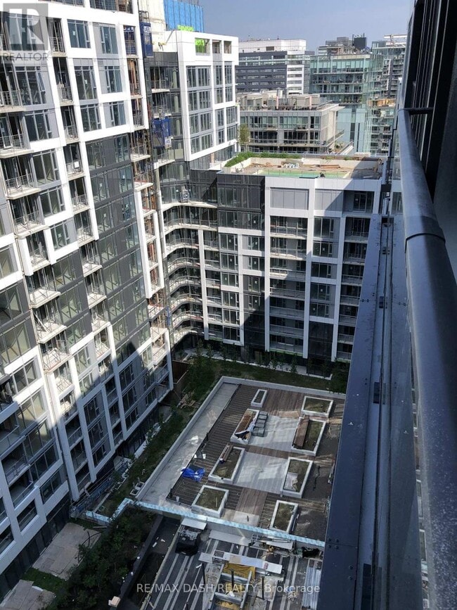 Building Photo - 576 Front St W