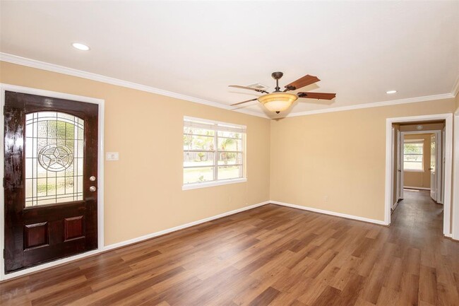 Building Photo - 2569 Cliff Dr