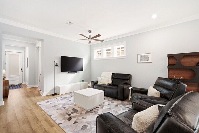 Foto del edificio - 323 Suwanee Dr