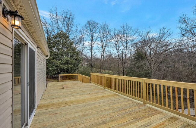 Building Photo - 15 Lakeview Dr