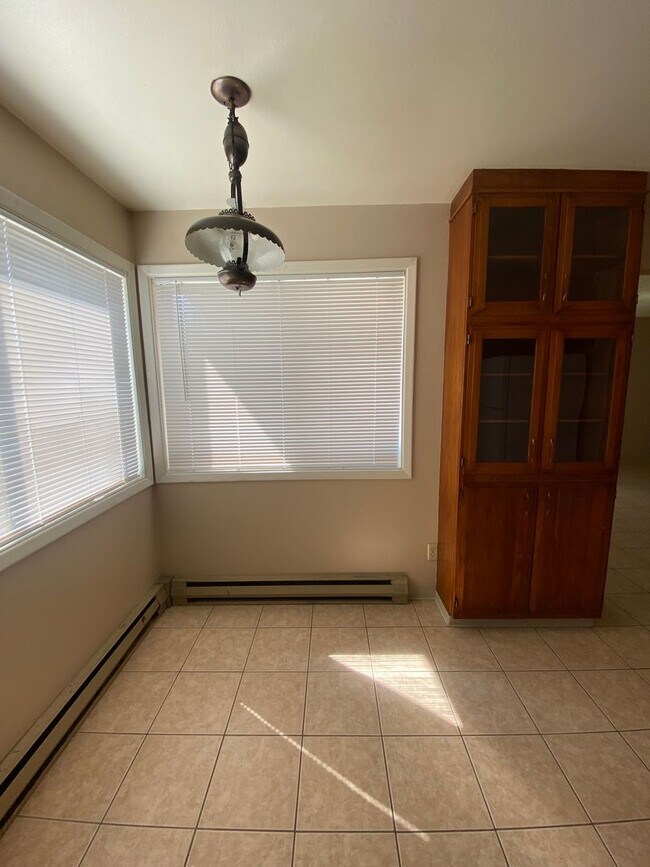 Foto del edificio - 2 Bed 1 Bath duplex with water, sewer and ...