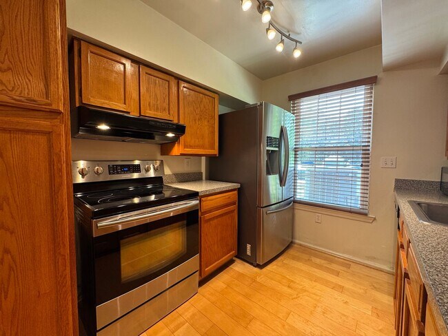 Foto del edificio - Sun-filled 1 Bed 1 Bath 1st Level Condo Wi...