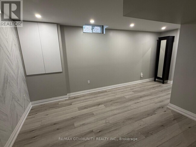 Building Photo - 24 Mayflower St