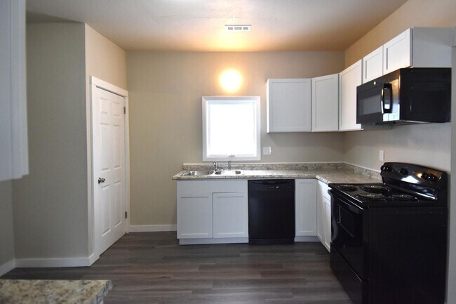 Foto del edificio - 3 Bedroom 2 Bathroom 2 Stall Garage