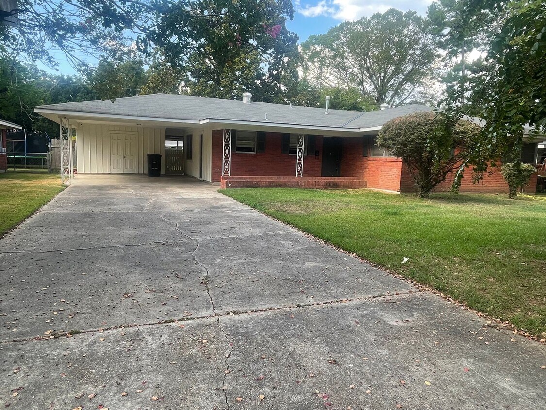 Primary Photo - Spacious Brick Home Located In Broadmoor