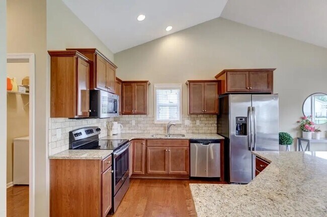 Foto del edificio - 4515 NE Briarwood Dr