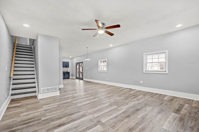 Foto del edificio - Stunning 3 bedroom home in McKees Rocks av...