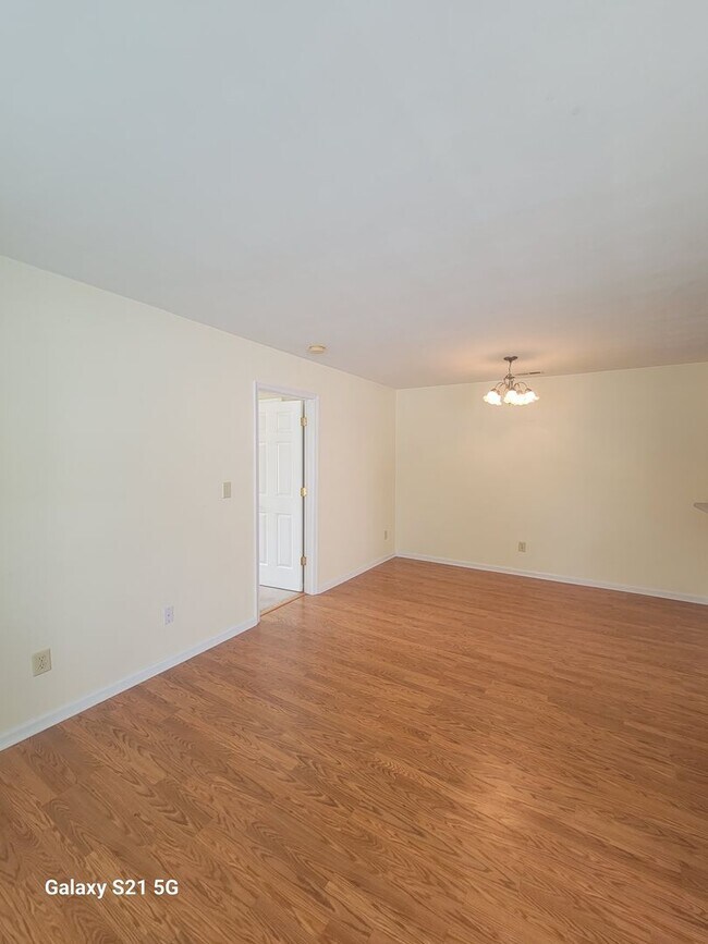 Foto del edificio - 3 bedroom, 2 bathroom townhouse in Western Branch