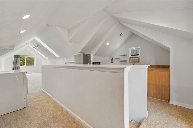Foto del edificio - Spacious studio loft in the highly sought-...