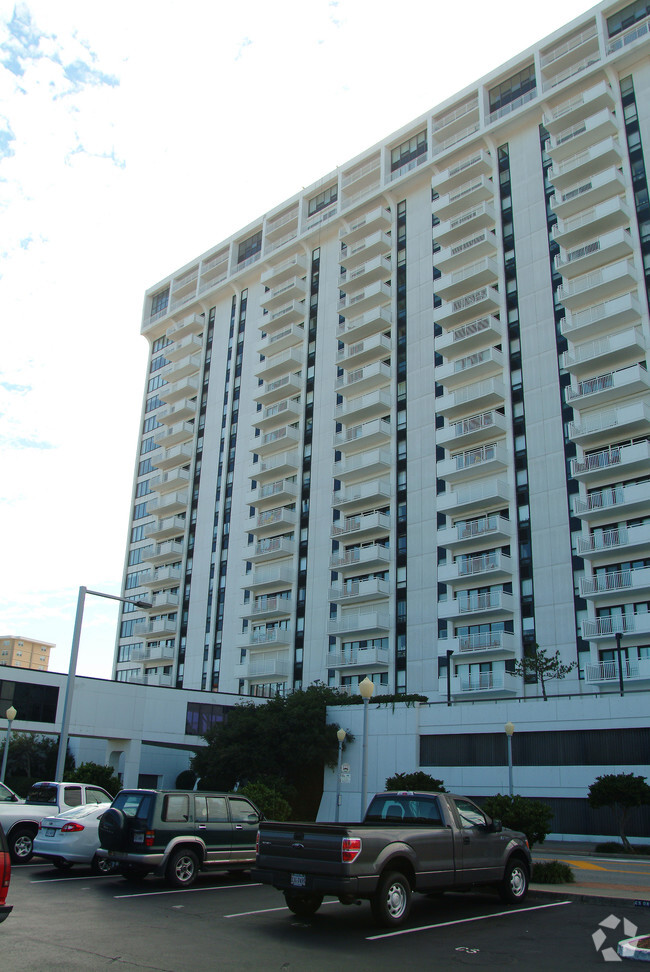 Foto del edificio - Oceans Condominium