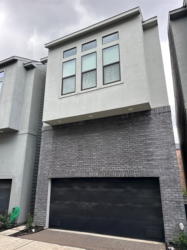 Foto del edificio - 2616 Riverside Dr