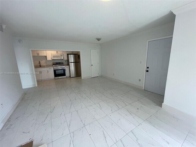 Foto del edificio - 4660 NW 79th Avenue 1B, Doral, FL 33166