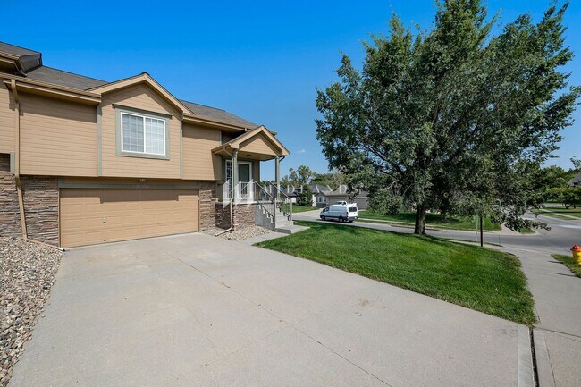 Building Photo - Beautiful Townhome in Shadow View