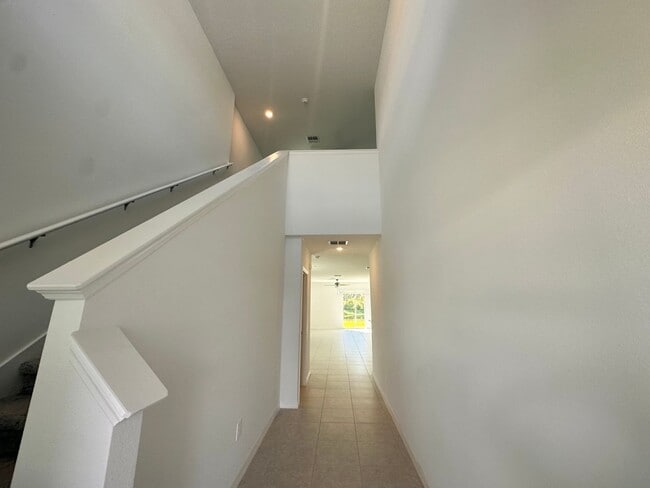 Building Photo - Spacious 5BR House in Lakeland