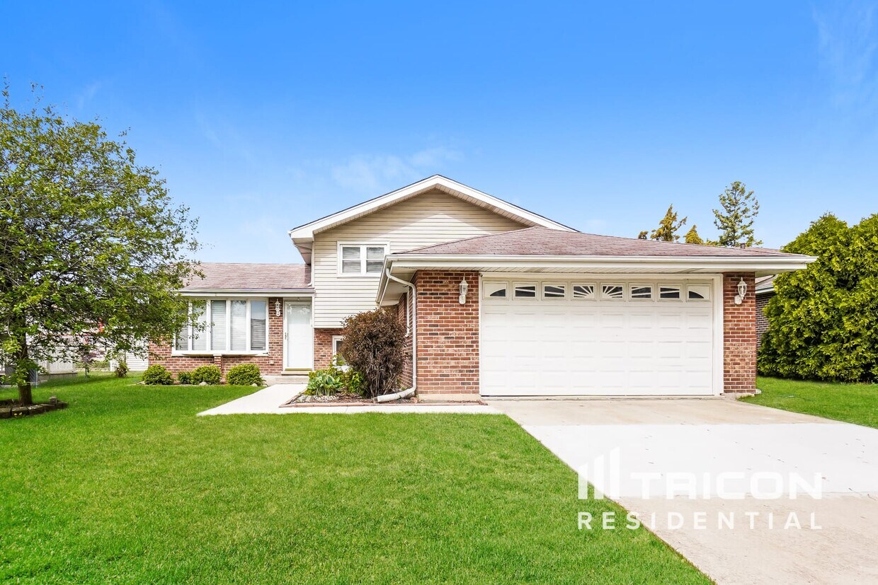 Foto principal - 16646 Paxton Ave