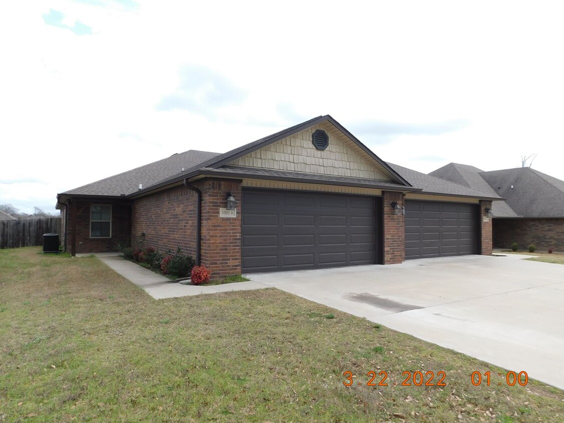 Primary Photo - Luxury 3 bedroom 2 bath near Chaffee Commu...