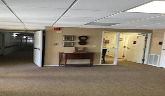 Building Photo - 400 W Elm St