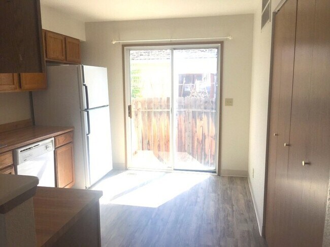 Foto del edificio - Reno Townhouse - Laundry Room in Unit/Gara...