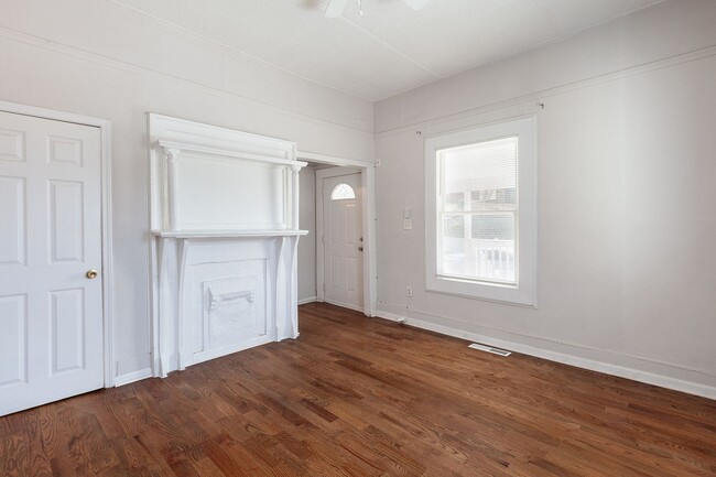 Building Photo - Spacious 3bd/2ba Bungelow w/ Rear Deck and Large Backyard!