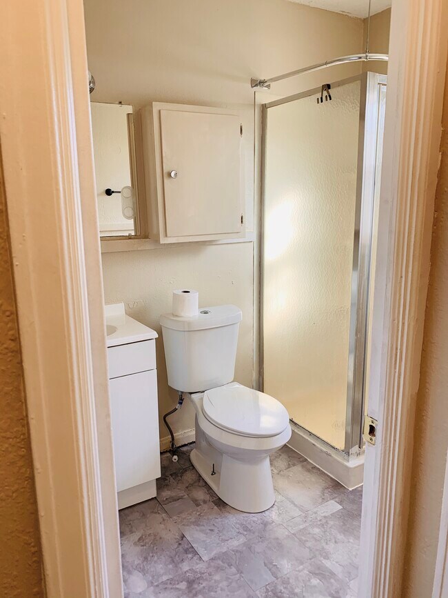 Baño - 909 Cheyenne St