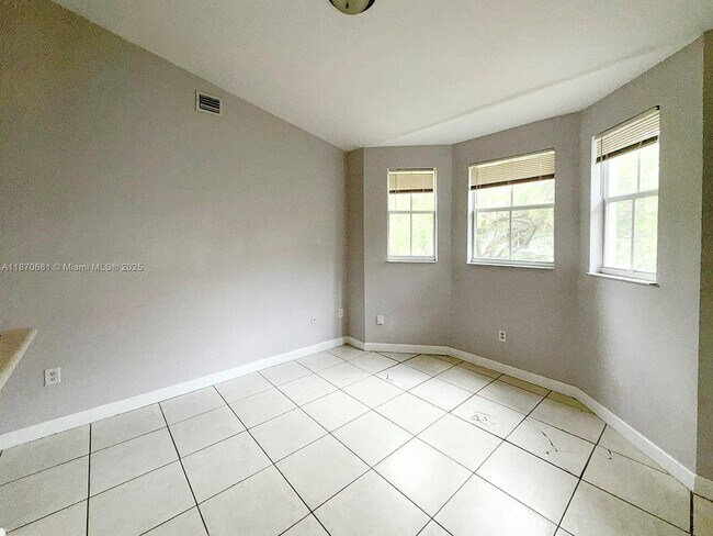 Foto del edificio - 1543 SE 25th St