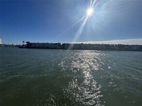 Building Photo - 7625 Sun Island Dr S