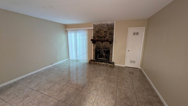 Foto del edificio - 6369 Holcomb Way