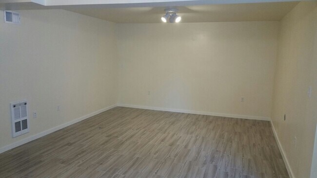 Building Photo - 2460 Rollingwood Dr