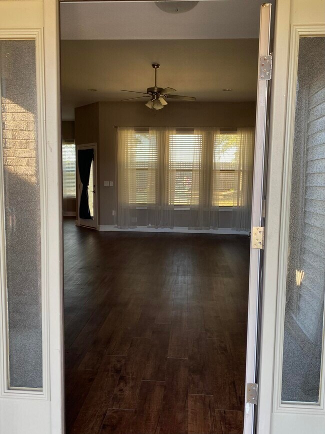 Foto del edificio - 8544 Holley Hills Cir
