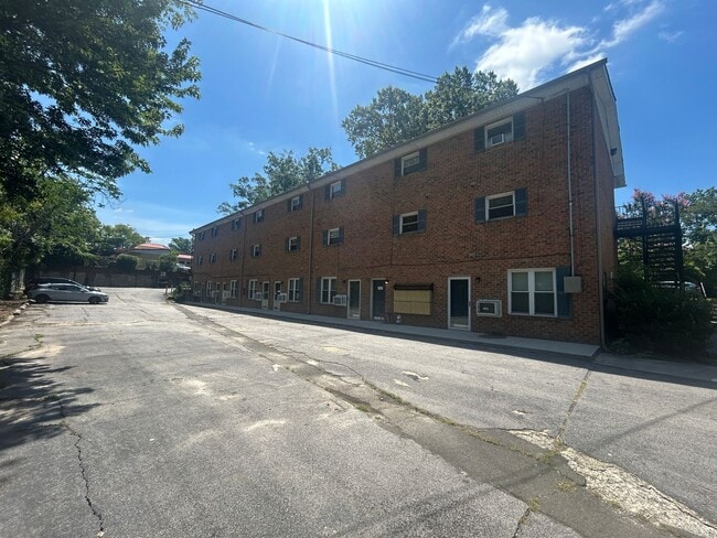 Building Photo - 1st Floor Renovated Apartment - Walk to Du...