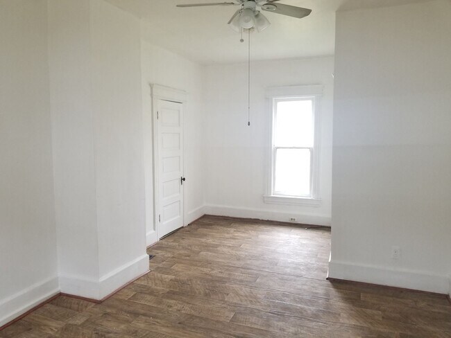 Building Photo - 1423 Teneyck St