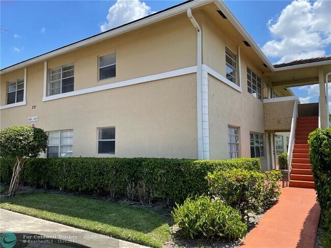Foto del edificio - 1005 Twin Lakes Dr