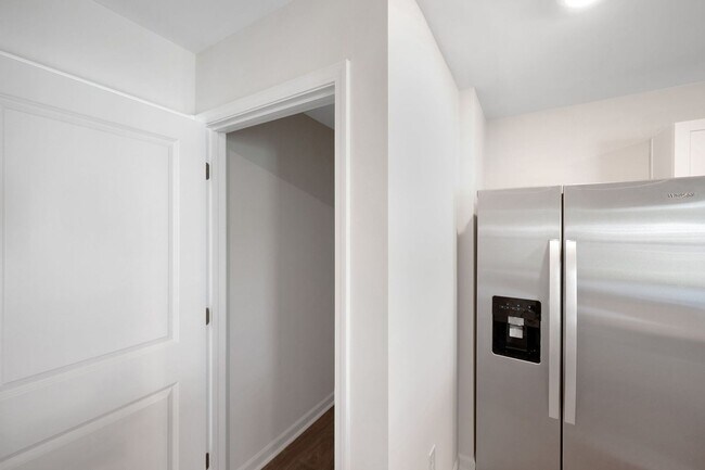 Foto del edificio - Bright 3BR + Office Townhouse with Backyar...