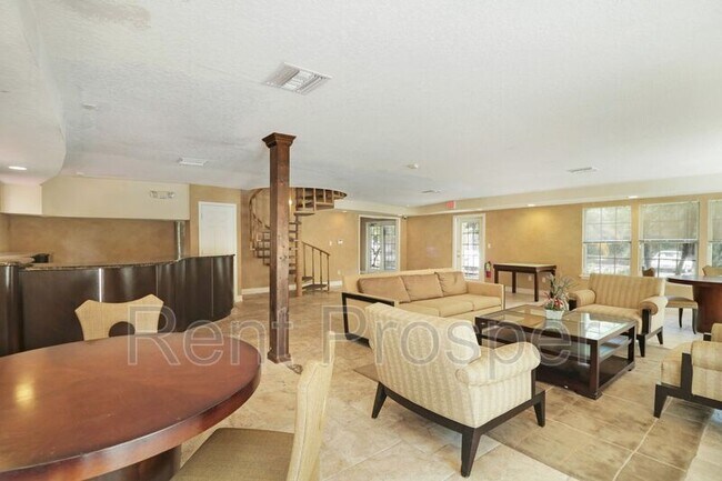 Building Photo - 4042 Versailles Dr