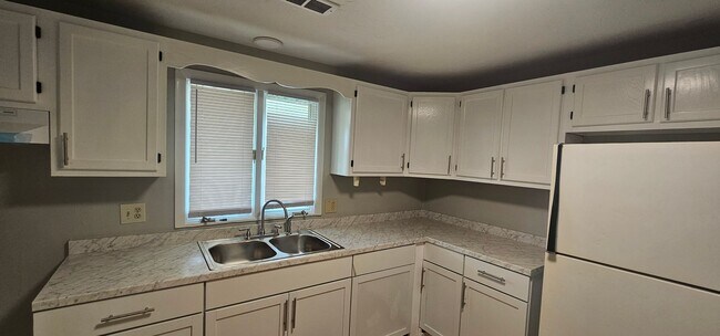 Foto del edificio - 2076 N Bilbrey Ln