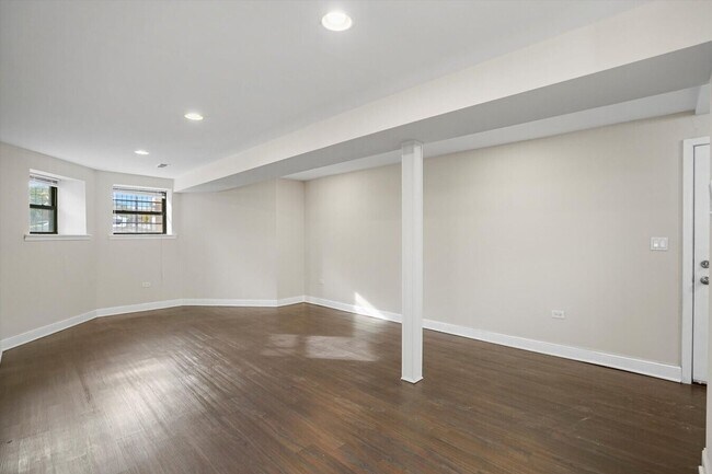 Foto del edificio - 4521 S Michigan Ave