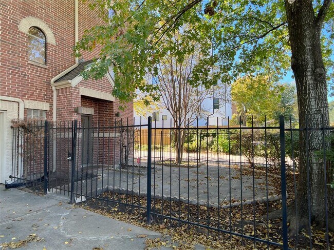 Foto del edificio - 5899 Fairdale Ln