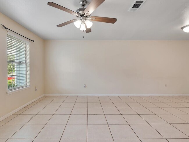 Building Photo - 2221 Timberwood Cir S