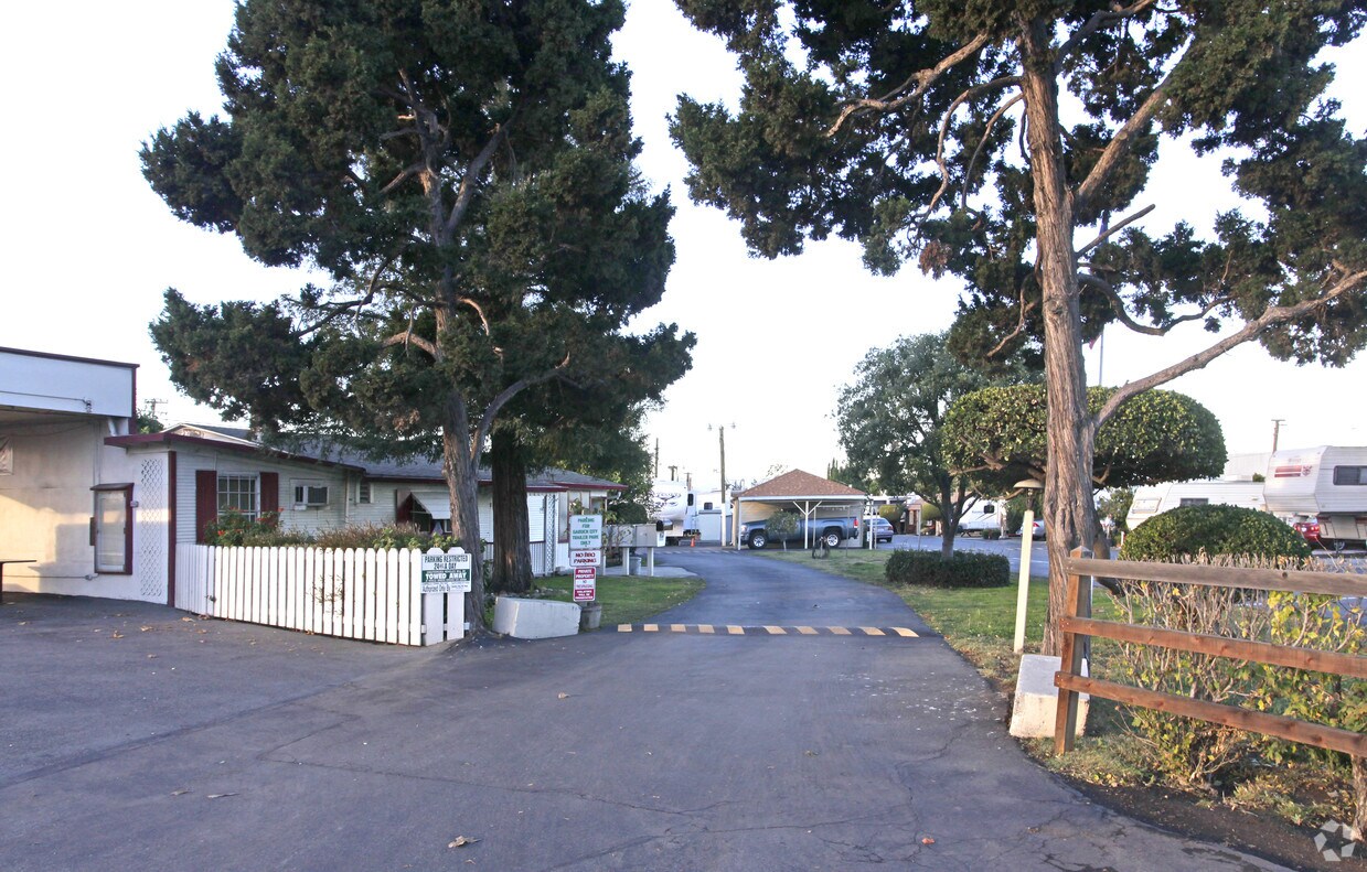Primary Photo - 1309 Oakland Rd