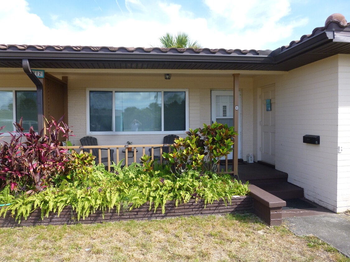Duplex Unit B - 212 Rockefeller Dr