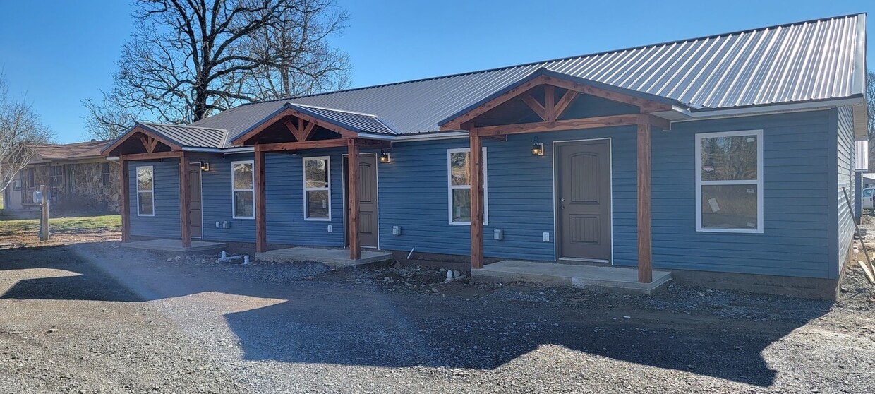 Primary Photo - 1 Bedroom/1 Bathroom Triplex Unit in South...