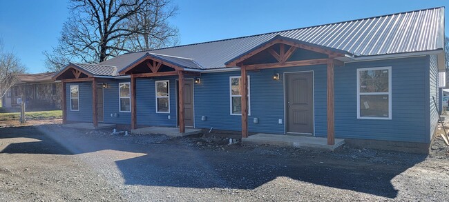 Building Photo - 2 Bedroom/2 Bathroom Triplex Unit in South...