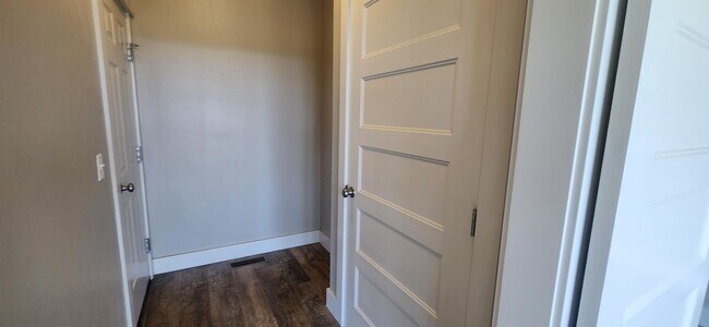 Building Photo - 854 Rosa Way