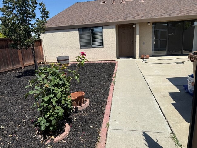 Building Photo - REMARKABLE REMODELED 2 BED/1/5 BATH CONDO ...