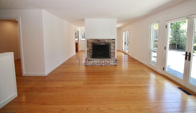 Foto del edificio - Charming Single-Level Northbridge 3BD/2BA ...