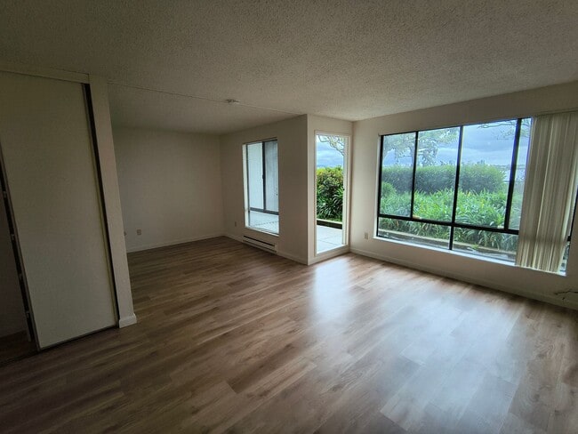 Building Photo - NEWLY UPDATED!! Studio for Rent at the Watergate Apartments in Emeryville!