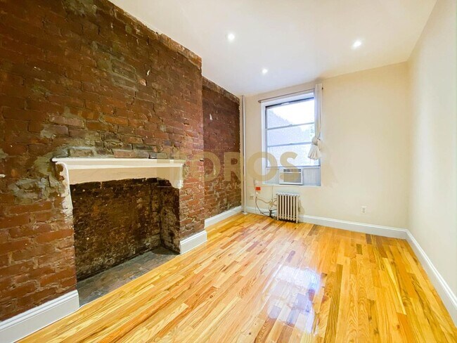 Foto del edificio - 335 E 10th St