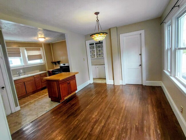 Building Photo - Three bedroom one bathroom home for rent