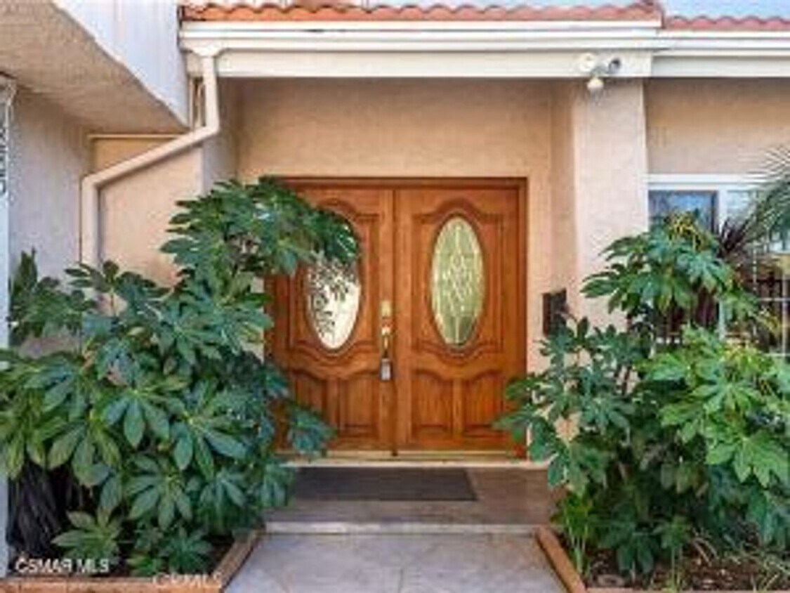 Foto principal - Beautiful 5-Bedroom Home in Westlake Village